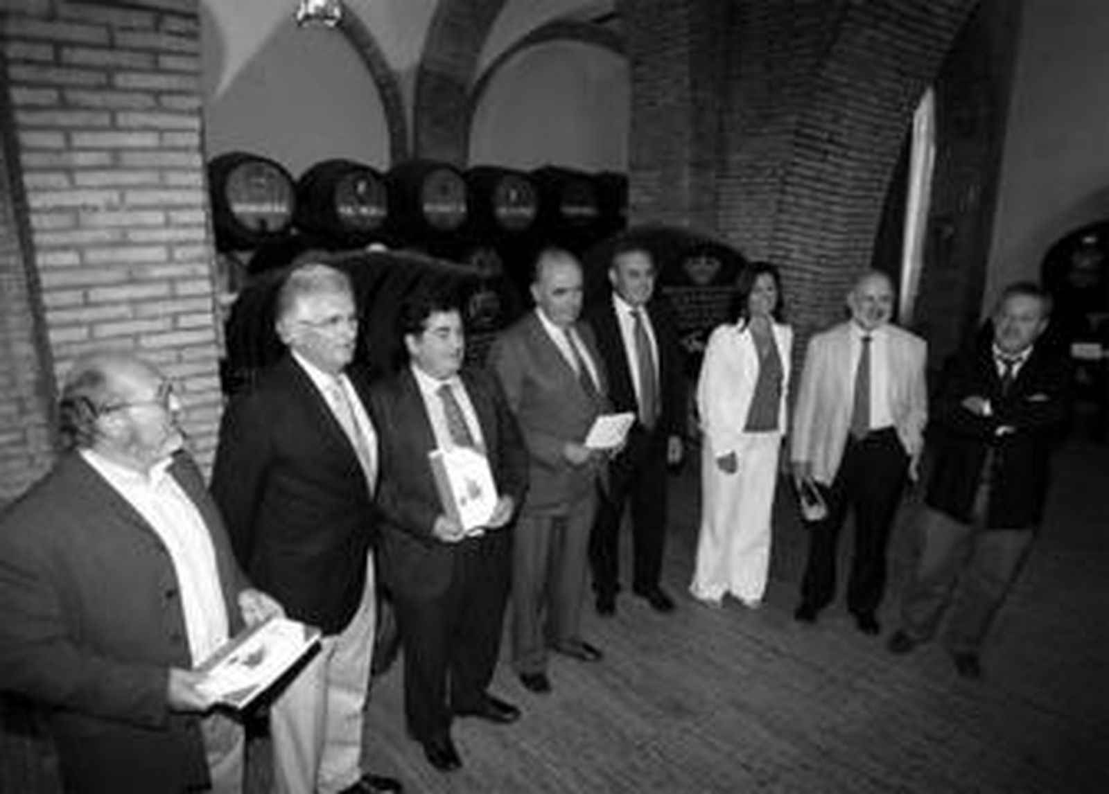 Jorge Pascual, presidente del Consejo Regulador, posa ayer tarde junto a colaboradores del trabajo.