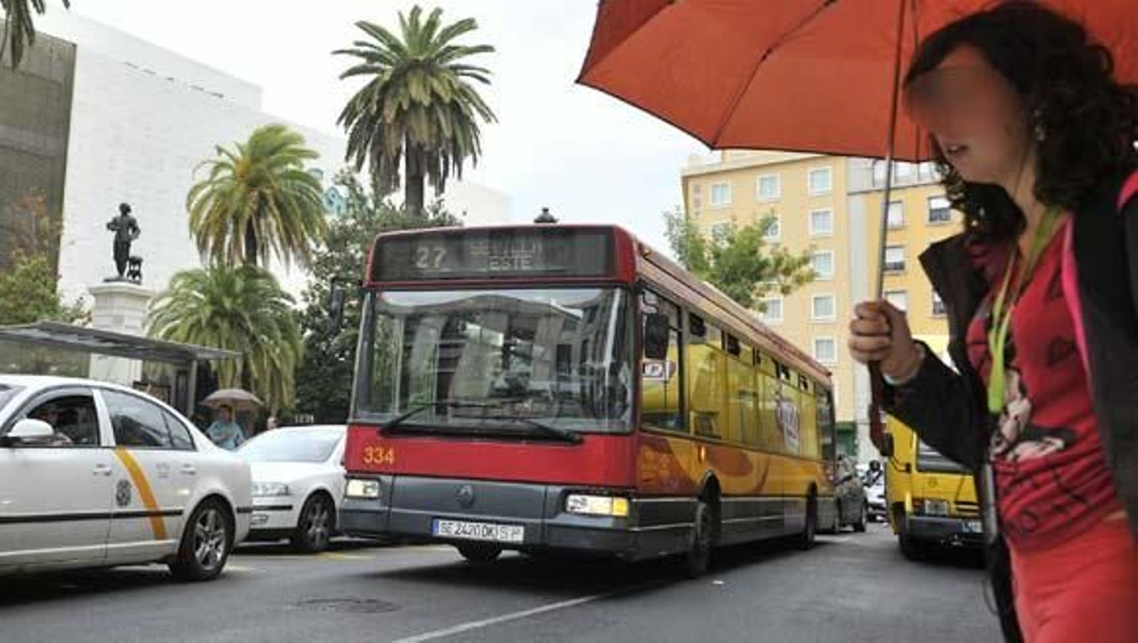El 58% de las líneas de Tussam son obstaculizadas por coches mal aparcados