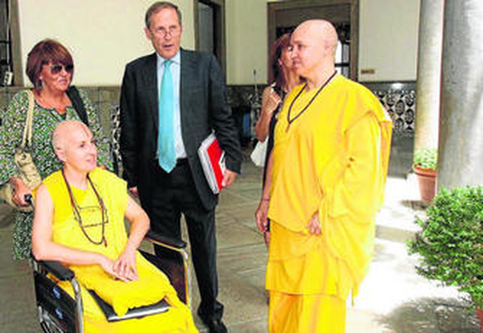 Narajani Chaitanya, a la izquierda, y Tara Shakti, a la derecha junto al Defensor del Ciudadano.