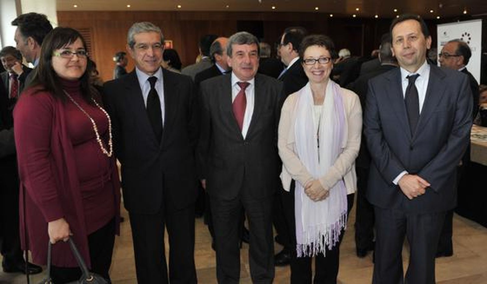 Dolores Fernández Carmona, viceconsejera de Cultura; Braulio Medel, presidente de Unicaja, que actuó como presentador del acto; Luis García Garrido, delegado del Gobierno en Andalucía; Carmen Martínez Aguayo, consejera de Hacienda y Administración Pública, y José Antonio Carrizosa, director de 'Diario de Sevilla'. 

Foto: Juan Carlos Vazquez / Victoria Hidalgo