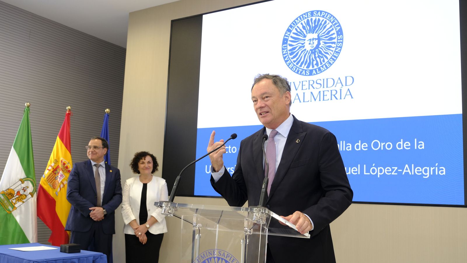 Imágenes de la imposición de la Medalla de Oro de la Universidad de Almería, al astronauta Miguel López Alegría