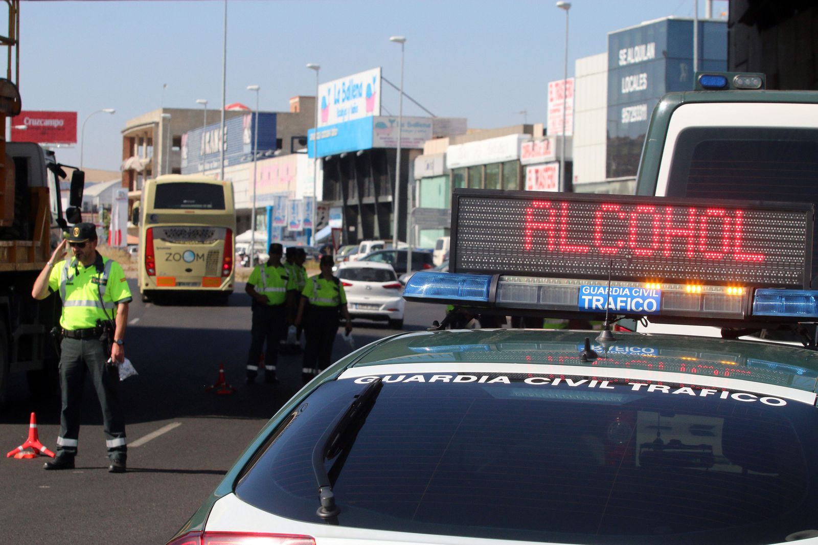 Control de alcoholemia en uno de los accesos a la capital cordobesa practicado por la Guardia Civil.