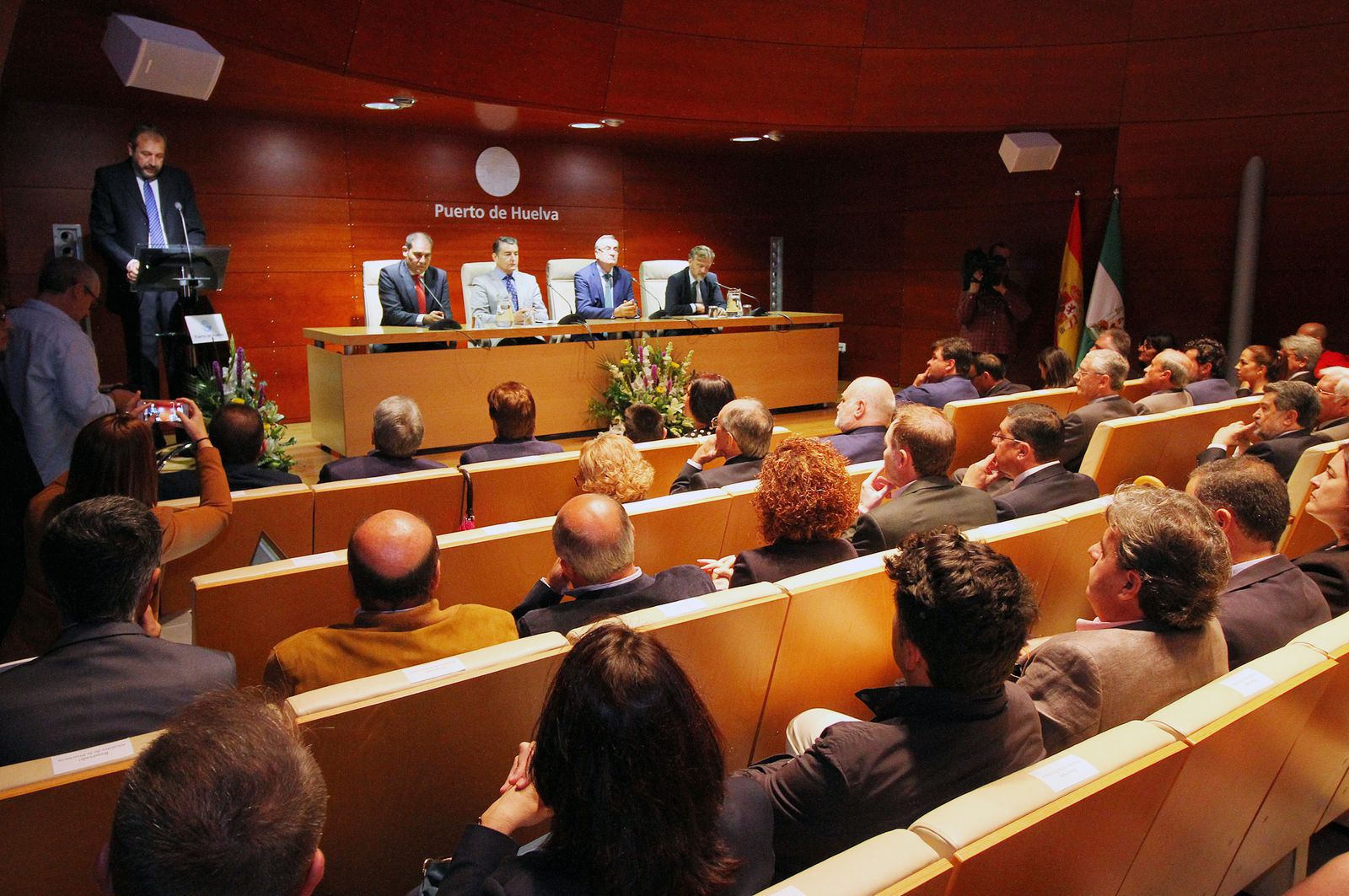 Imágenes de la toma de posesión del nuevo presidente del Puerto de Huelva, José Luis Ramos.