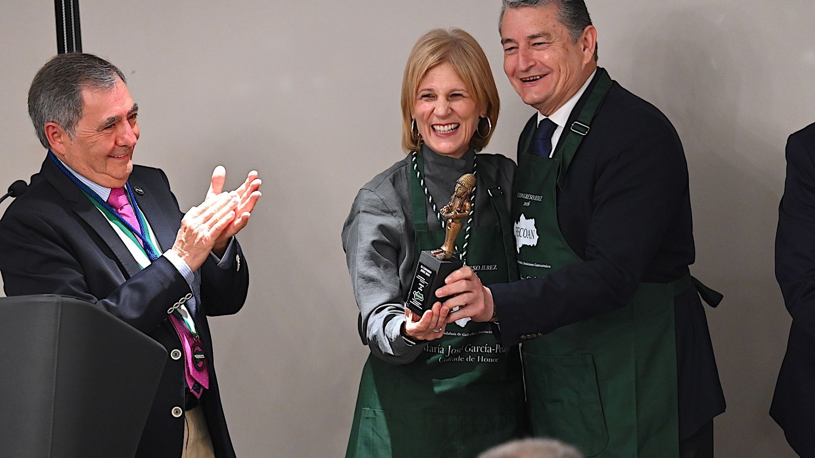 La alcaldesa y Antonio Sanz, tras recoger el reconocimiento de Fecoan.