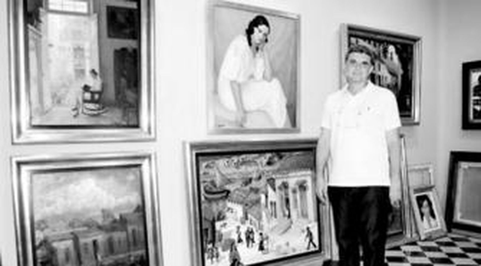 José Manuel Marín en su estudio junto a algunas de las obras que posee.