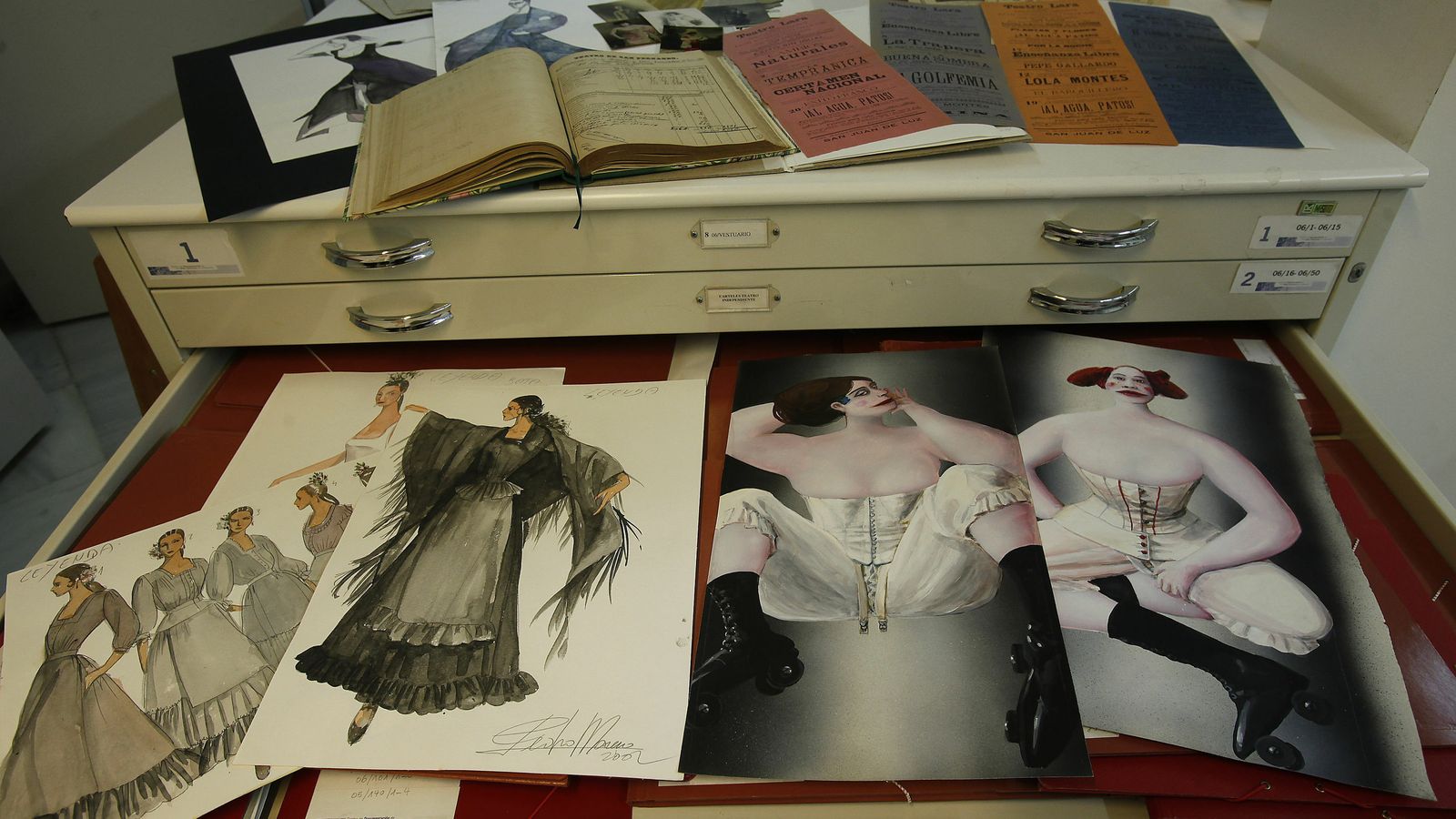 Algunos bocetos históricos de vestuarios empleados en obras teatrales.