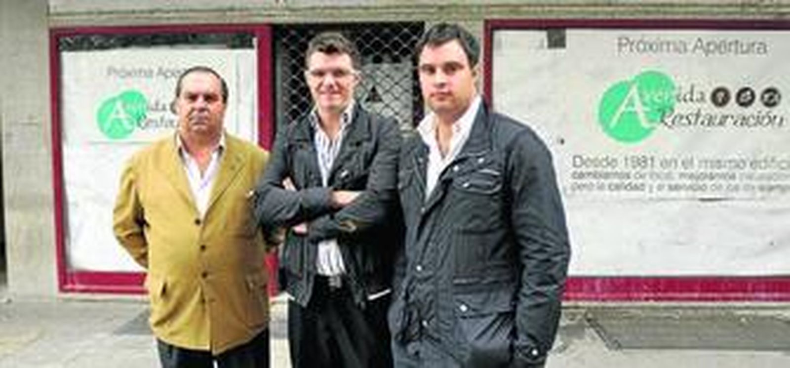 Francisco Hermosilla junto con sus hijos Javier y David delante del local donde estrenarán negocio en la Avenida a finales de mayo.