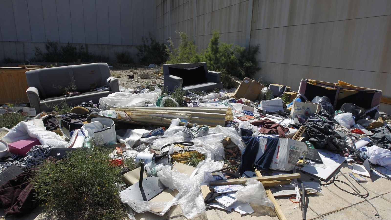 Basura, desniveles en la calzada, farolas y vallas en mal estado... La situación en La Juaida es de total abandono