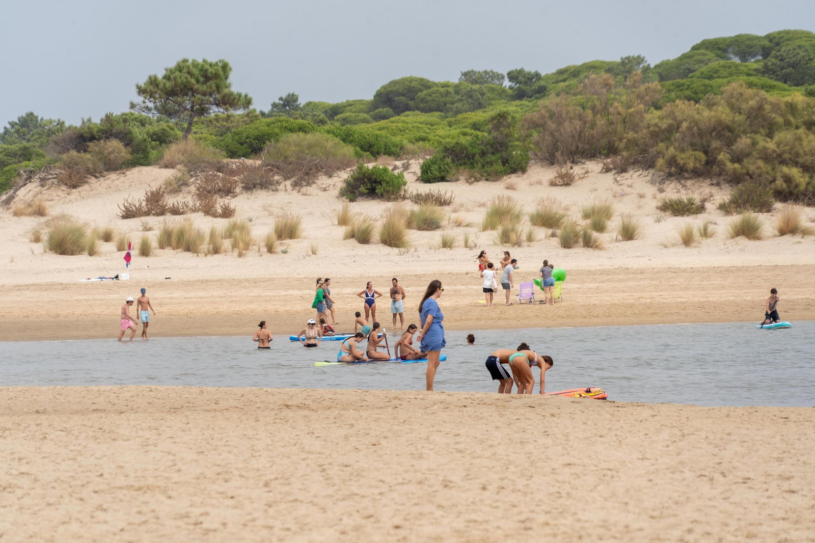 La mañana nublada en las playas de El Portíl