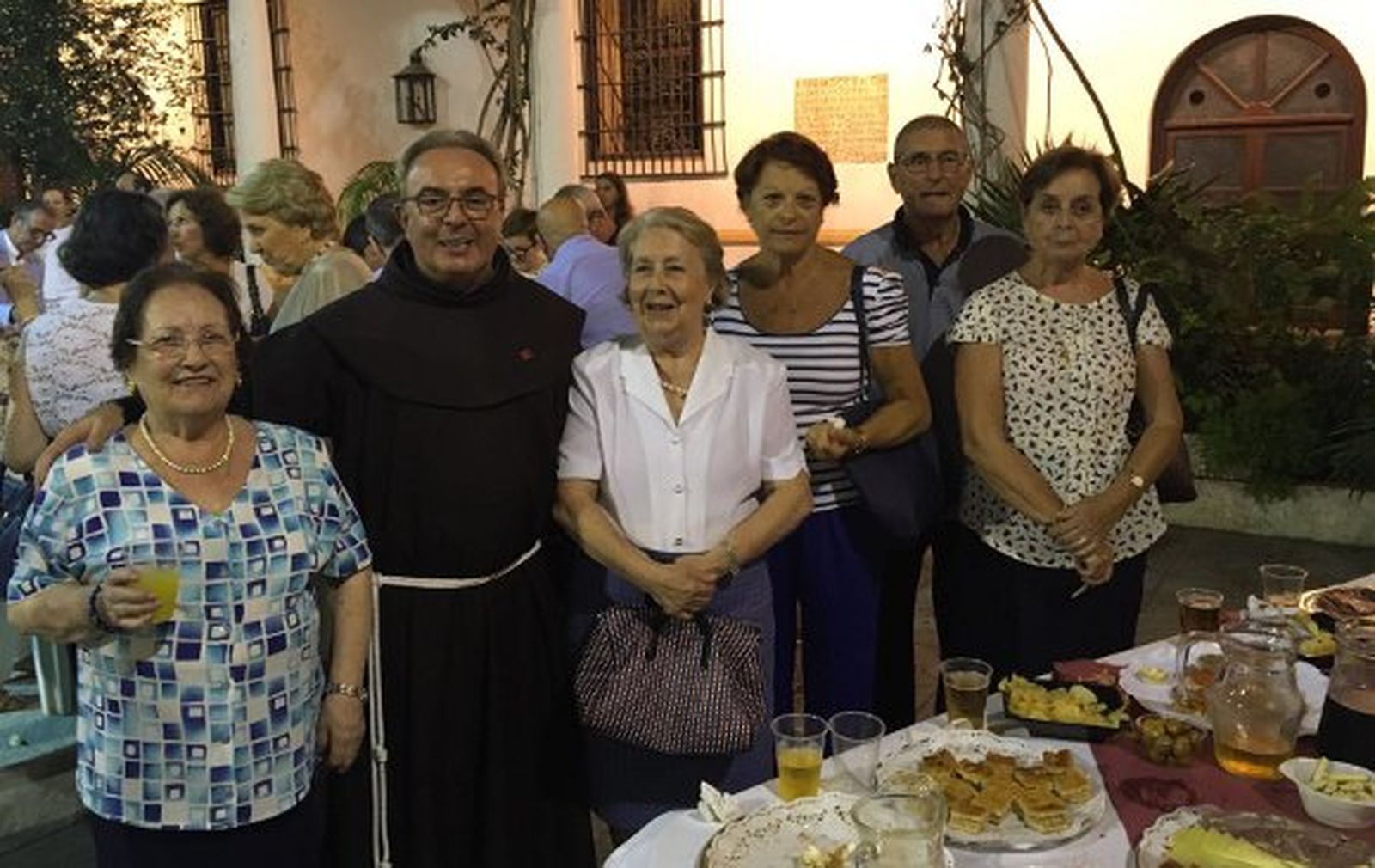 María Pérez, Fray Francisco y Marta Álvarez-Ossorio con miembros de la Orden Franciscana Seglar.

Foto: Ignacio Casas de Ciria