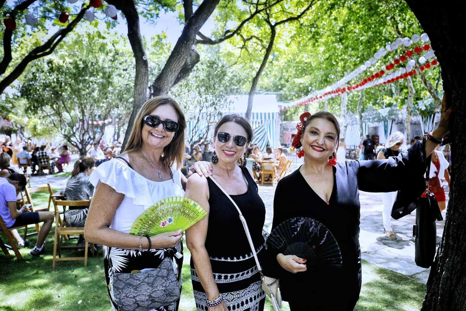 Búscate en las imágenes del Día de la Mujer de la Feria del Carmen de San Fernando