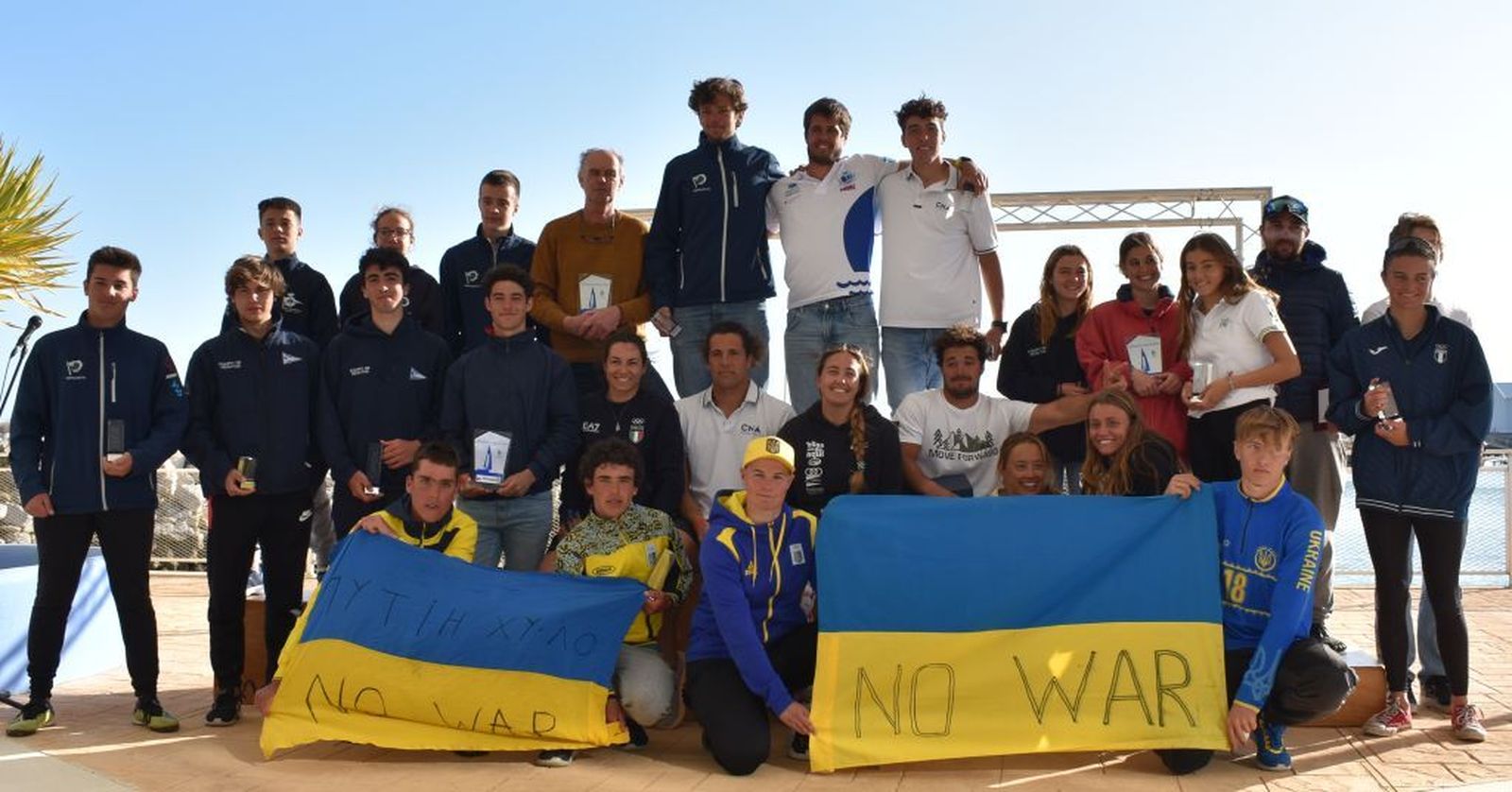 Foto de los ganadores mostrando su solidaridad con Ucrania.