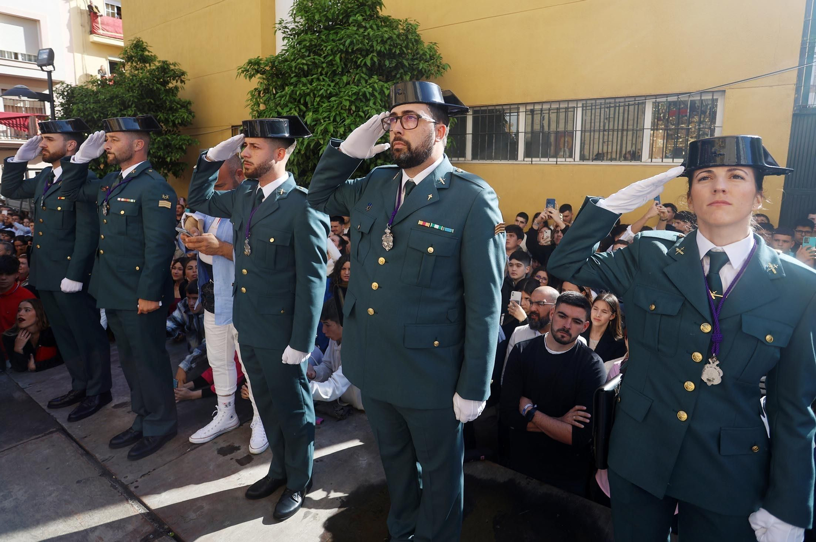 Las mejores imágenes del Lunes Santo en Huelva: Hermandad de las Tres Caídas