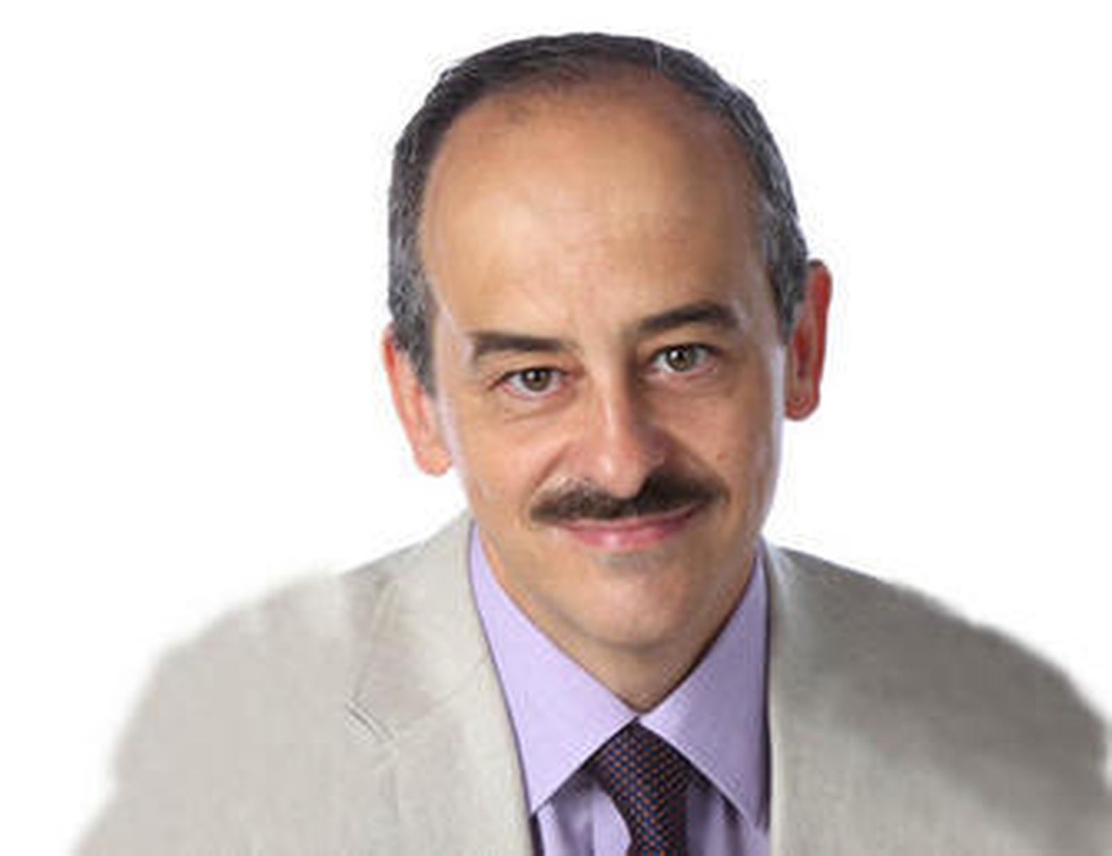 Dos jóvenes apuran los días de Feria en una atracción de la calle del infierno.