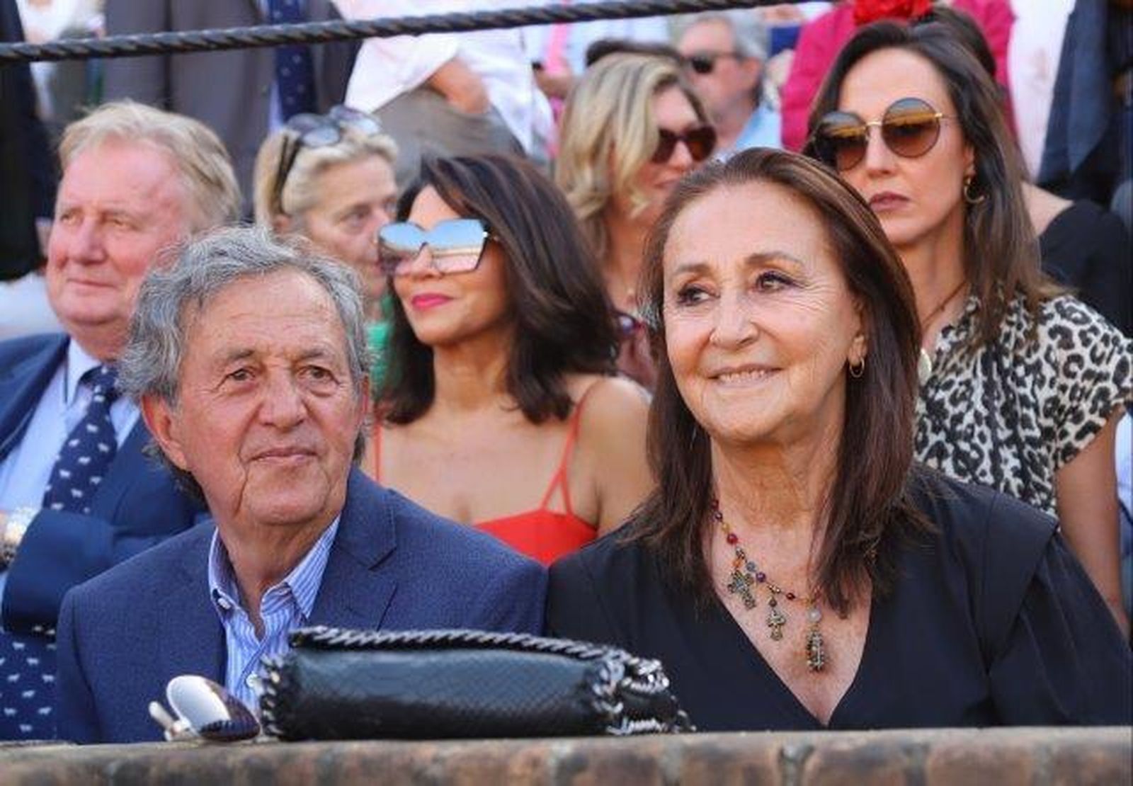 Los famosos y autoridades en la corrida de rejones de la Feria de Abril.