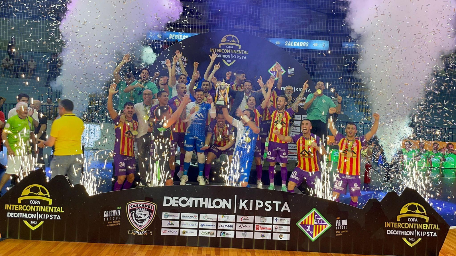 Los jugadores del Illes Balears Palma Futsal levantan la Copa Intercontinental.