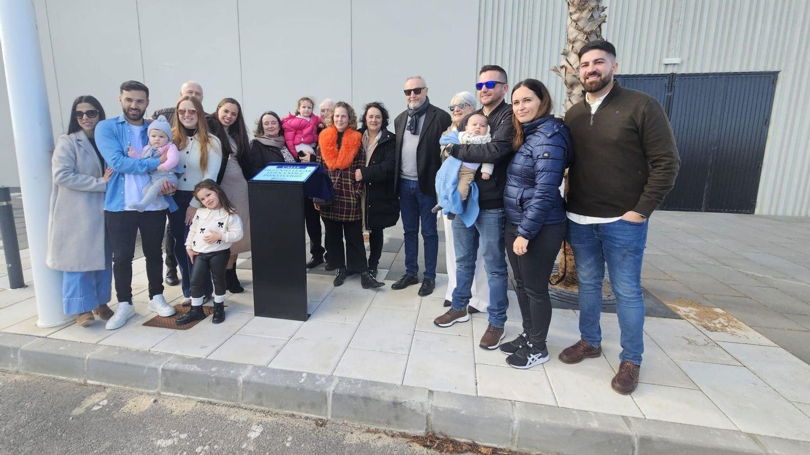 La familia de Helenio Lucas Ferbández, junto a la placa que perpetuará su nombre en los anexos al estadio La familia de Helenio Lucas Ferbández, junto a la placa que perpetuará su nombre en los anexos al estadio
