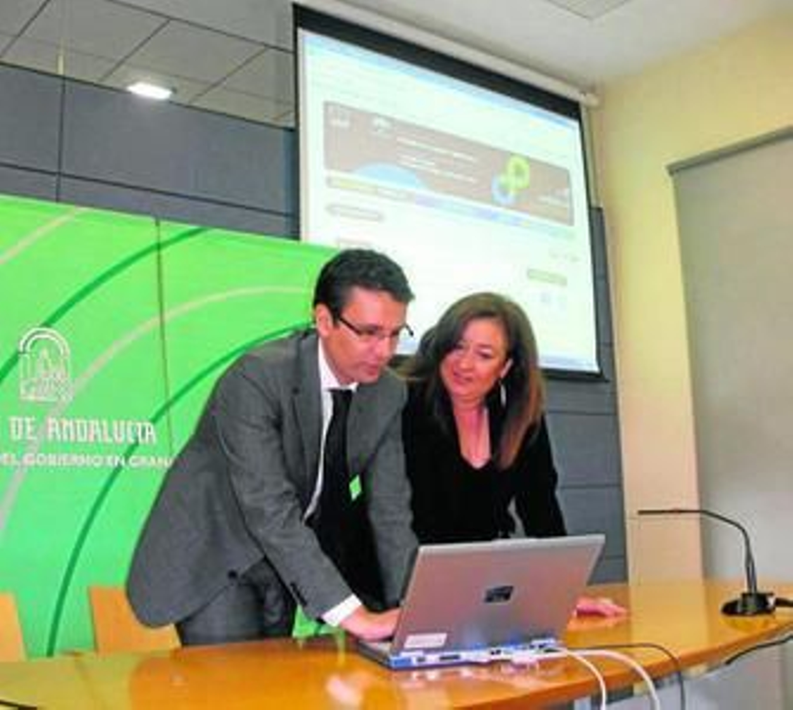 El delegado de Innovación, Francisco Cuenca, y la directora del IAM, Soledad Pérez, en la presentación.