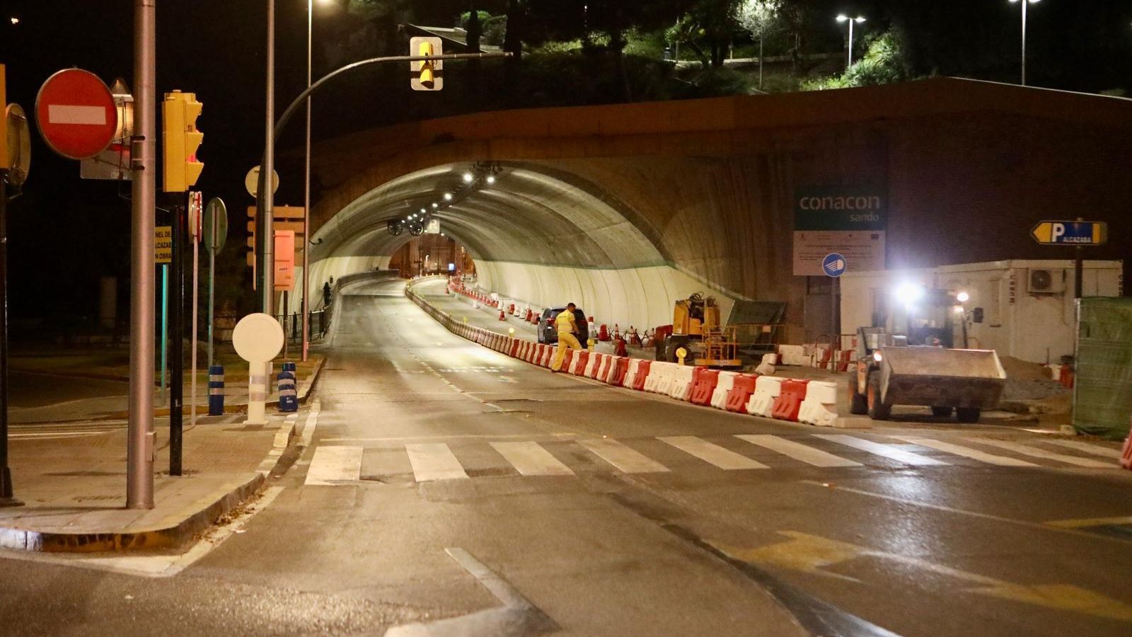 Los operarios, trabajando este domingo por la noche, en el túnel de la Alcazaba.