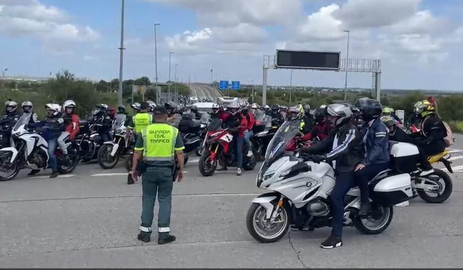 Tráfico este sábado en los accesos al Circuito de Jerez. Tráfico este sábado en los accesos al Circuito de Jerez.