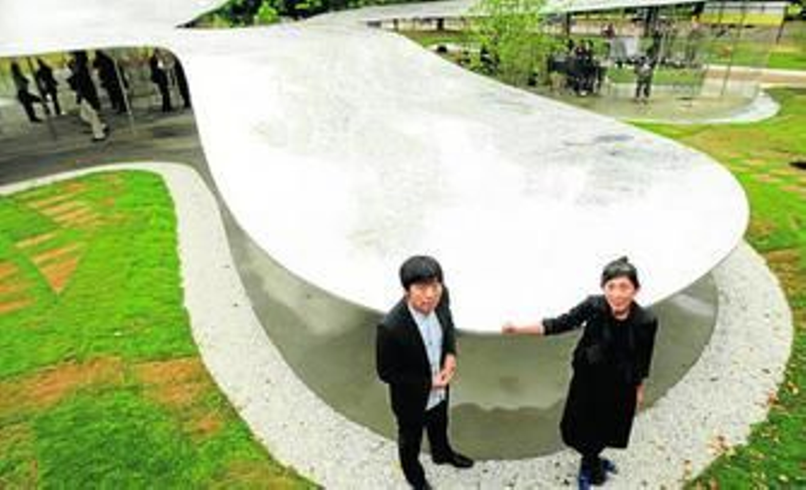 Kazuyo Sejima (derecha) y Ryue Nishizawa ante el pabellón efímero que diseñaron en 2009 para la Serpentine Gallery de Londres.