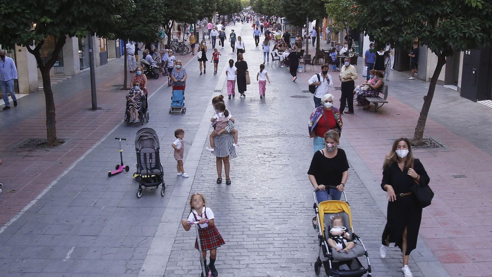 Familias con hijos en las calles de Sevilla.