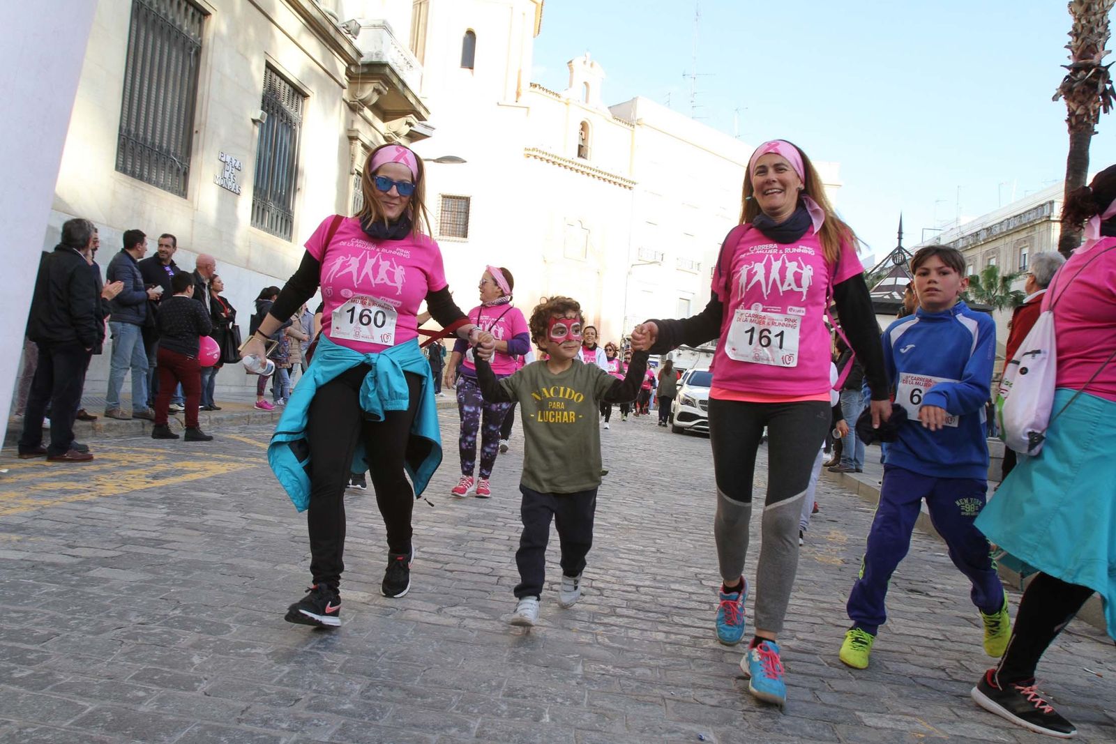 Imágenes de la Carrera contra el cáncer de mama de Huelva.