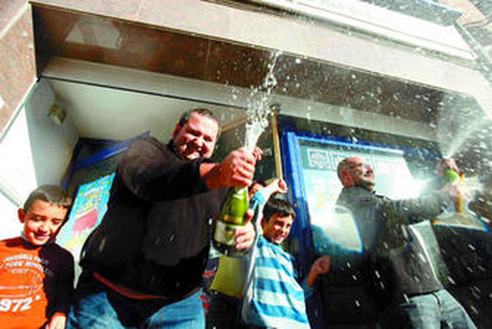 Fiesta en la puerta del despacho de San Quirze, en Barcelona, donde se vendió el Gordo.