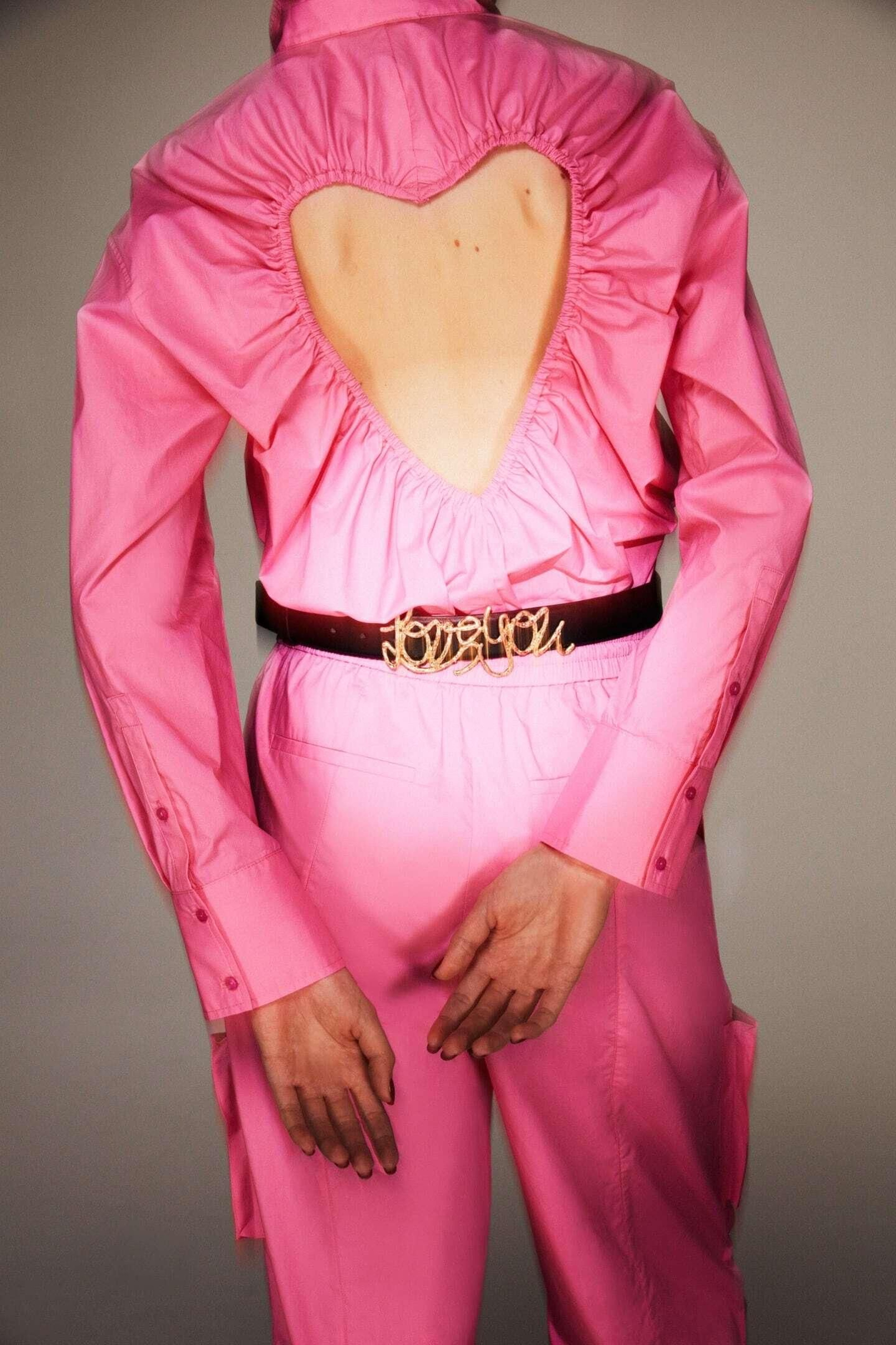 Blusa con corazón en la espalda de Zara.