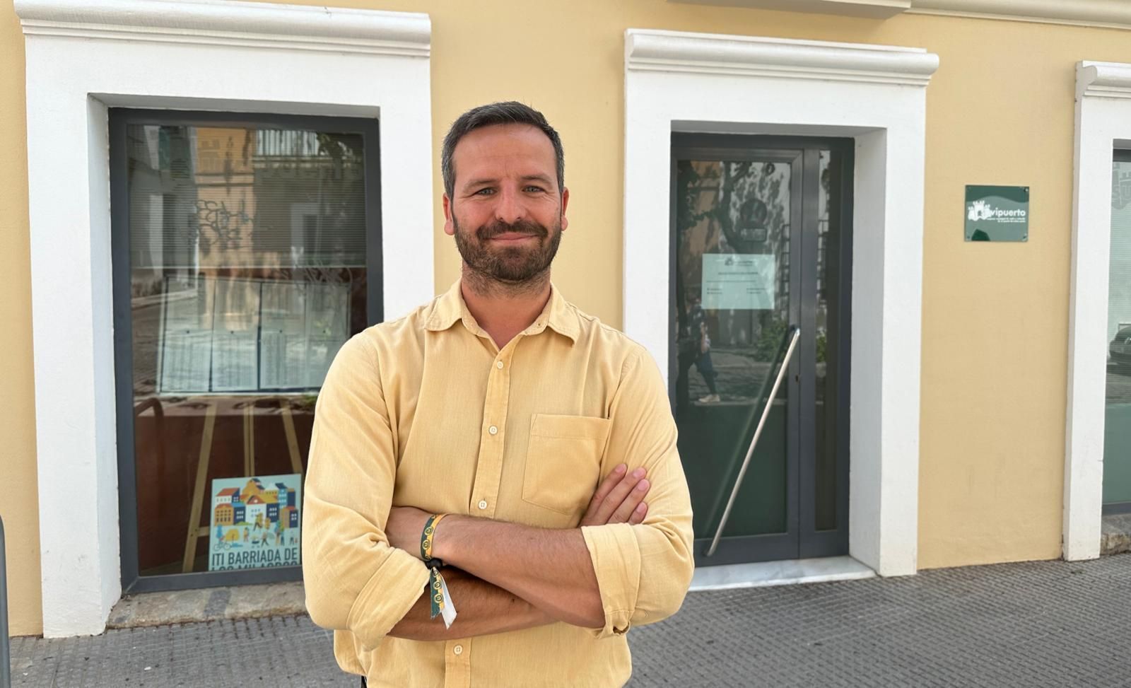 Javier Botella, delante de la sede de la empresa municipal Suvipuerto.