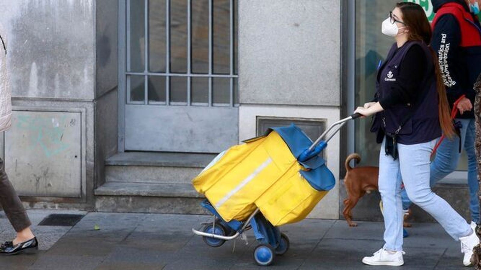 Una cartera en pleno trabajo por las calles del centro de Jerez.