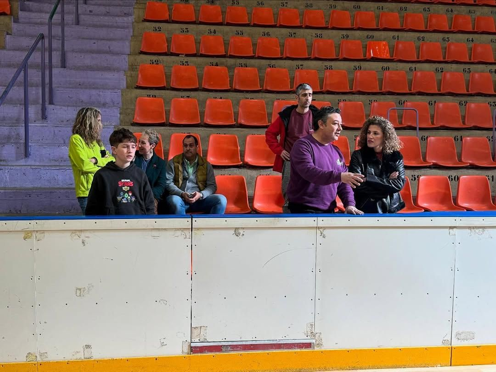 Francisco Contreras charla con Beatriz López, en una foto de archivo.