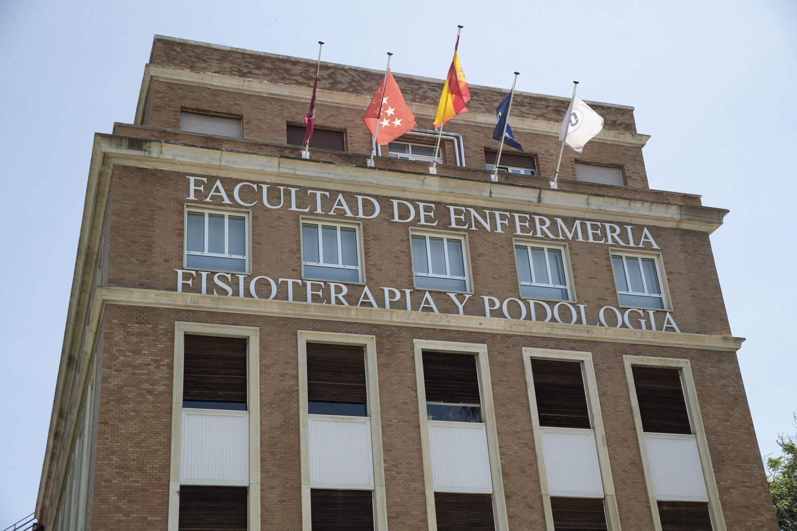 La fachada de la Facultad de Enfermería, Fisioterapia y Podología en el campus de la Universidad Complutense Madrid.