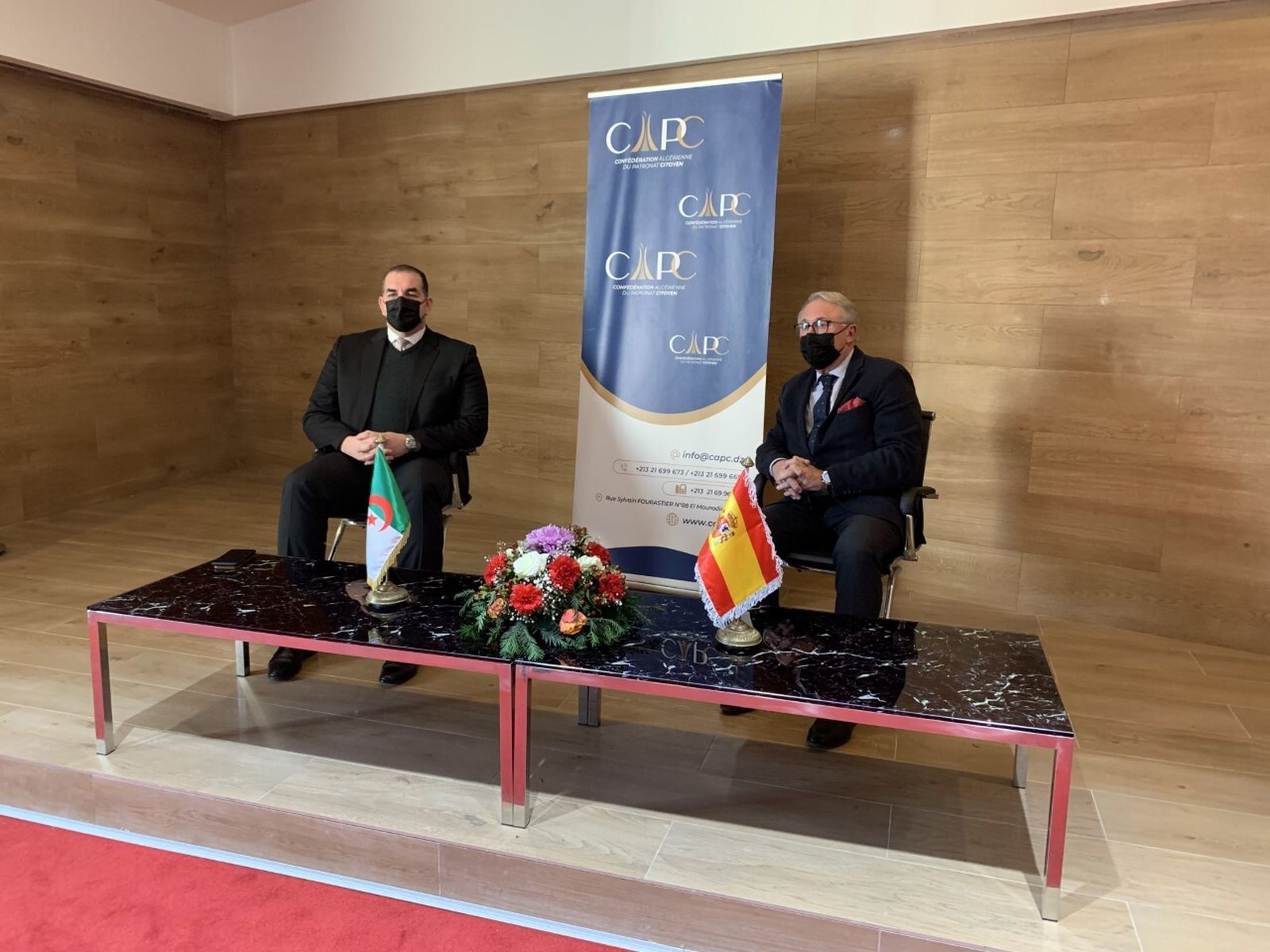 El presidente de la Confederación Argelina de Empresarios, Mohammed Agli, y Jesús Caicedo, presidente de la APA.
