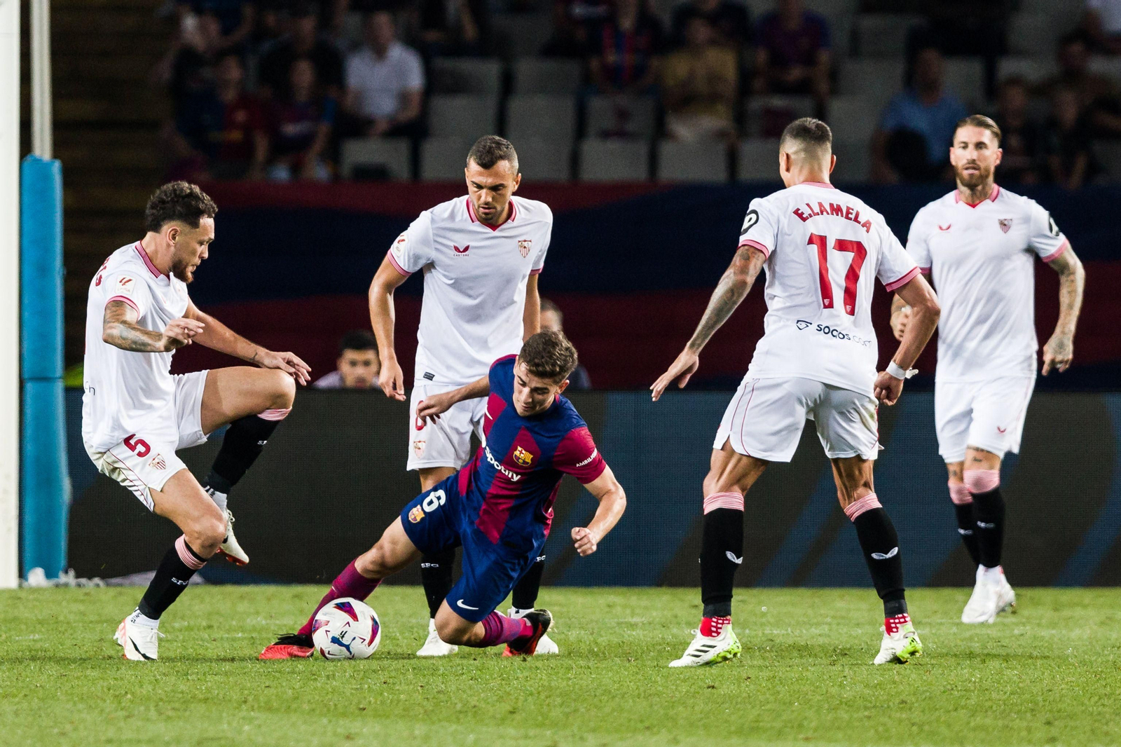 El barcelonista Gavi se va al suelo ante Ocampos, Jordán y Lamela, con Ramos al fondo.
