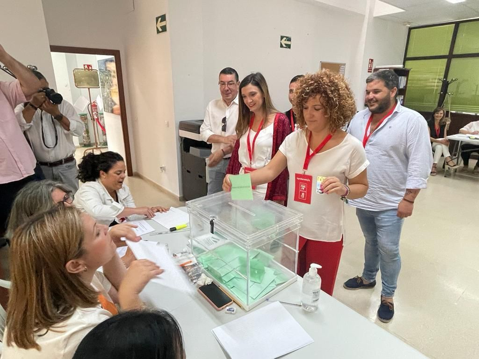 María Eugenia Limón vota en su colegio electoral.