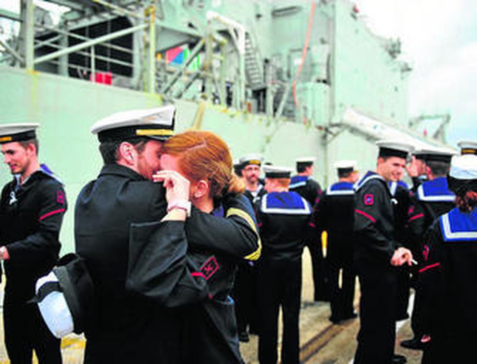 Una integrante de la última tripulación del 'Pizarro' no puede ocultar sus lágrimas ayer en La Carraca.