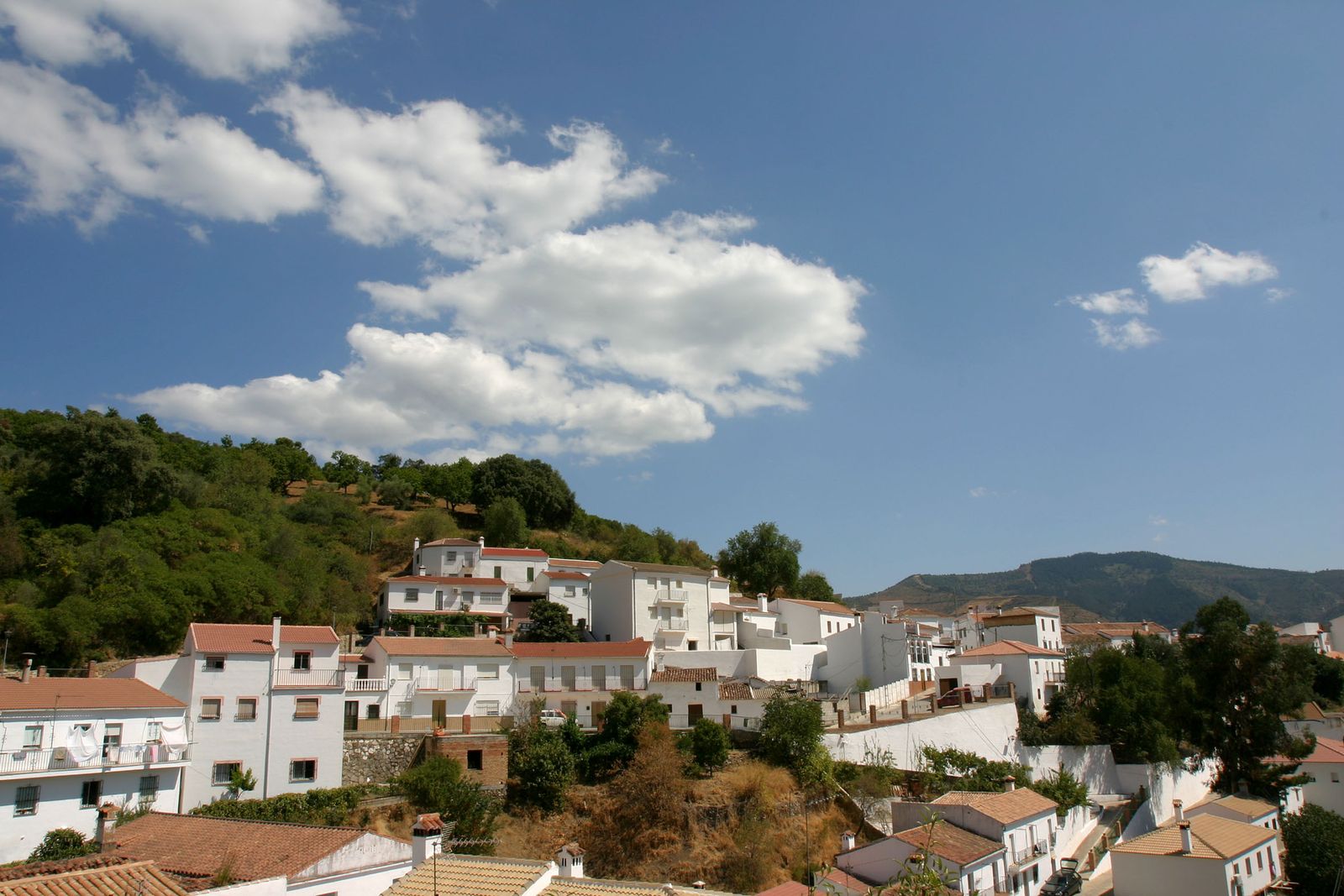 Panorámica del municipio de Júzcar en la provincia de Málaga