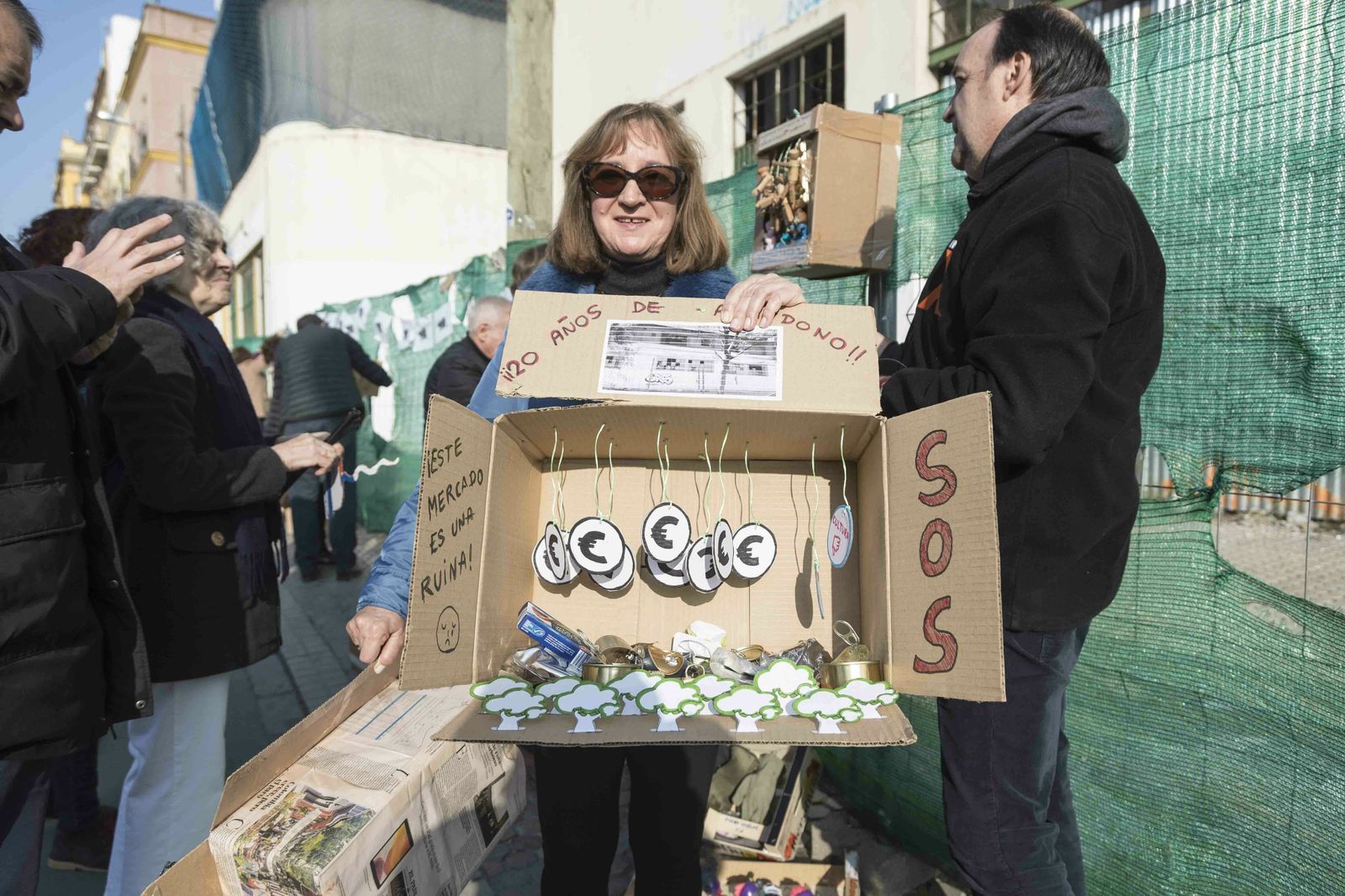 Una de las manifestantes denuncia los 20 años de abandono del edificio del antiguo mercado y el futuro de los árboles que rodean el edificio.