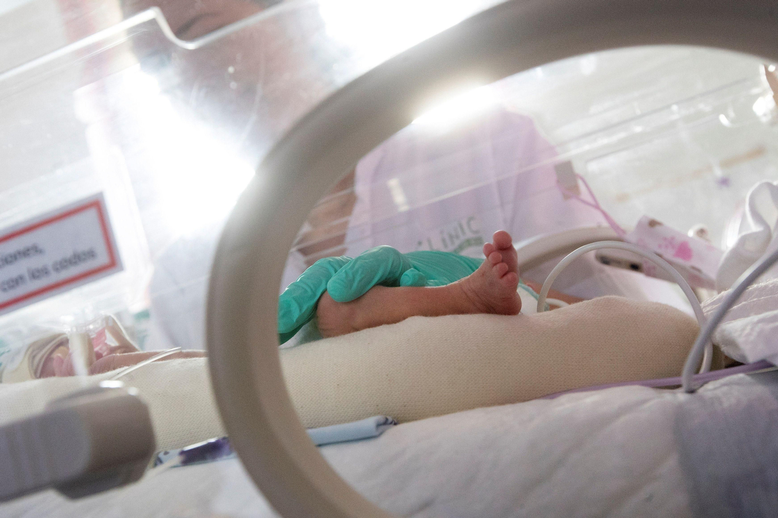 Una enfermera atiende a un bebé en la UCI de Neonatología. Una enfermera atiende a un bebé en la UCI de Neonatología.