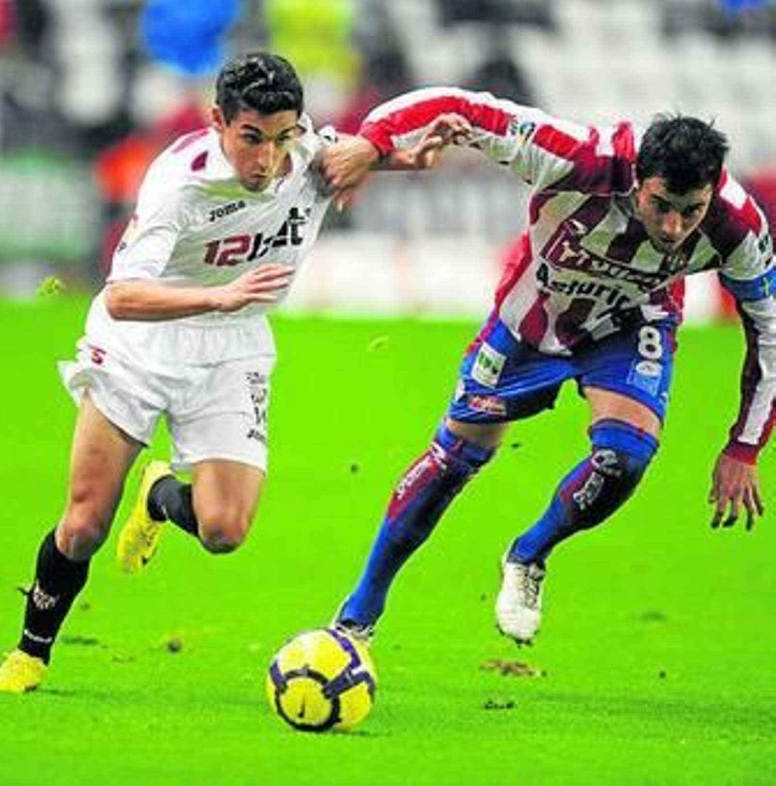 Jesús Navas se marcha de Míchel durante el partido.