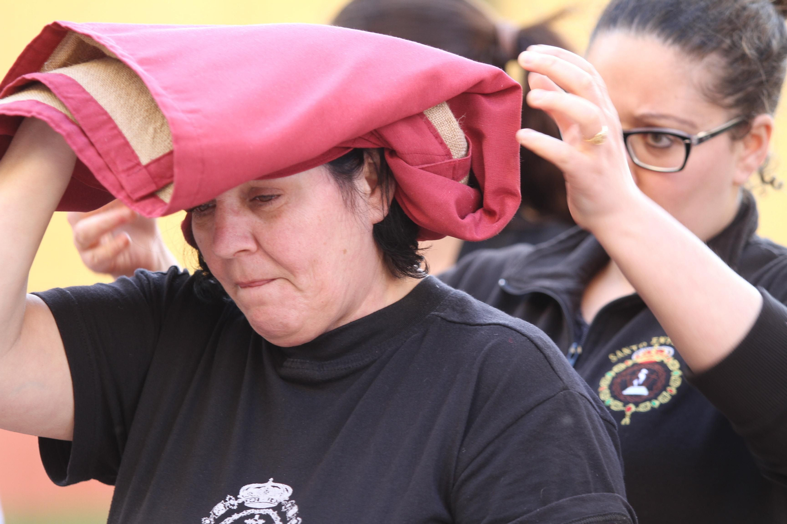 El ensayo de la cuadrilla de mujeres de la Hermandad del Santo Entierro, en imágenes