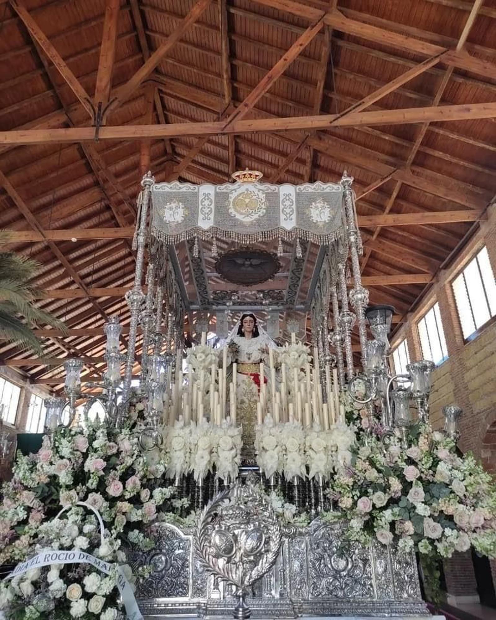 Imagen de la Virgen del Rocío de Vélez-Málaga antes del trágico incendio de Semana Santa