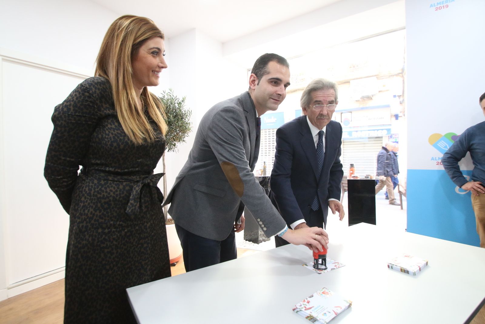 Presentación del sello anunciador.