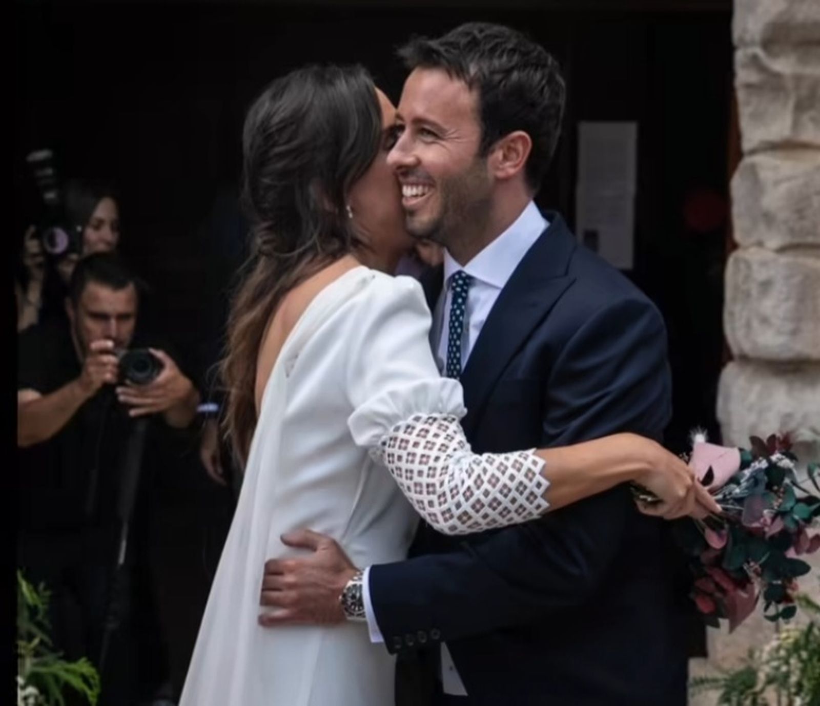Matías Prats y Claudia Collado entre la petalada al salir del templo