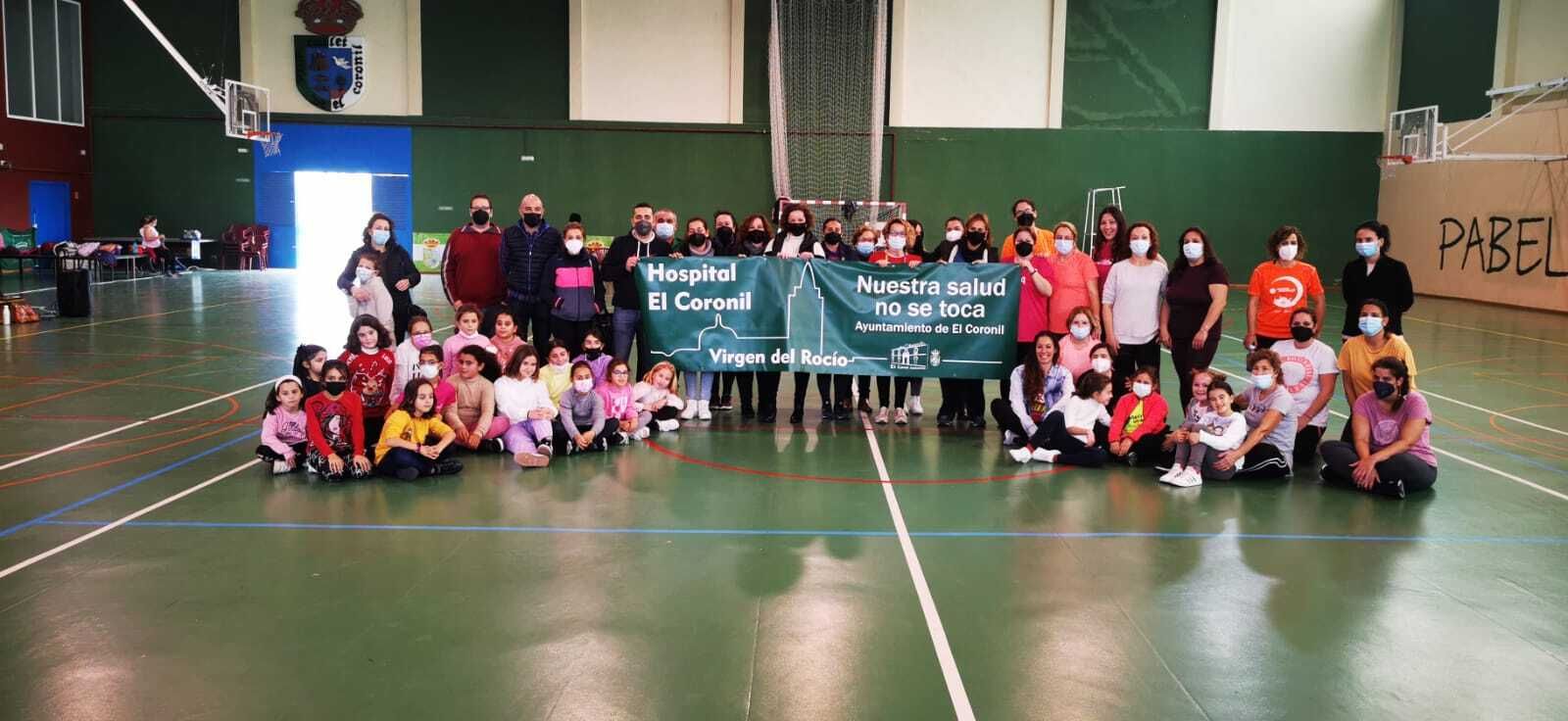 Una concentración en el pabellón deportivo de El Coronil en contra del cambio de hospital.