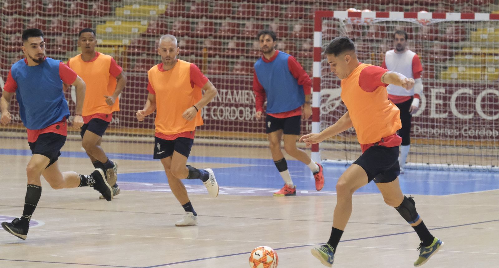 Álex Viana conduce el balón durante un entrenamiento en Vista Alegre.