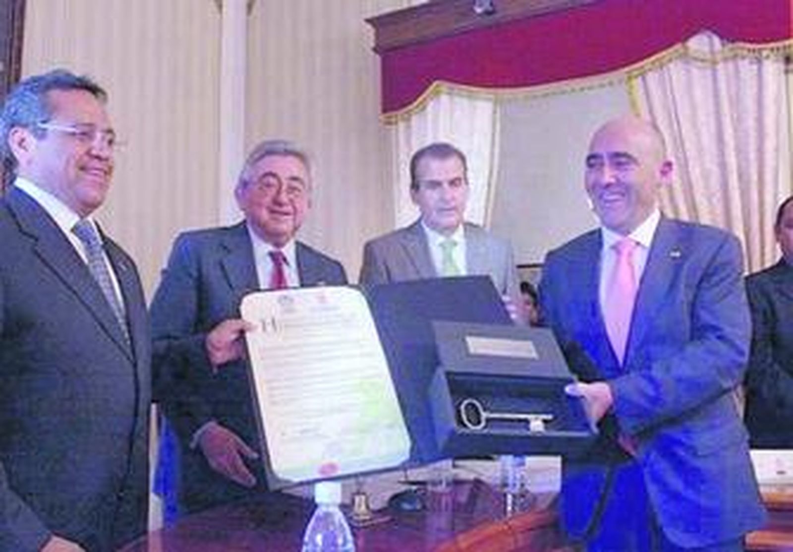 De Bernardo, junto al pergamino y las llaves de Guanajuato.