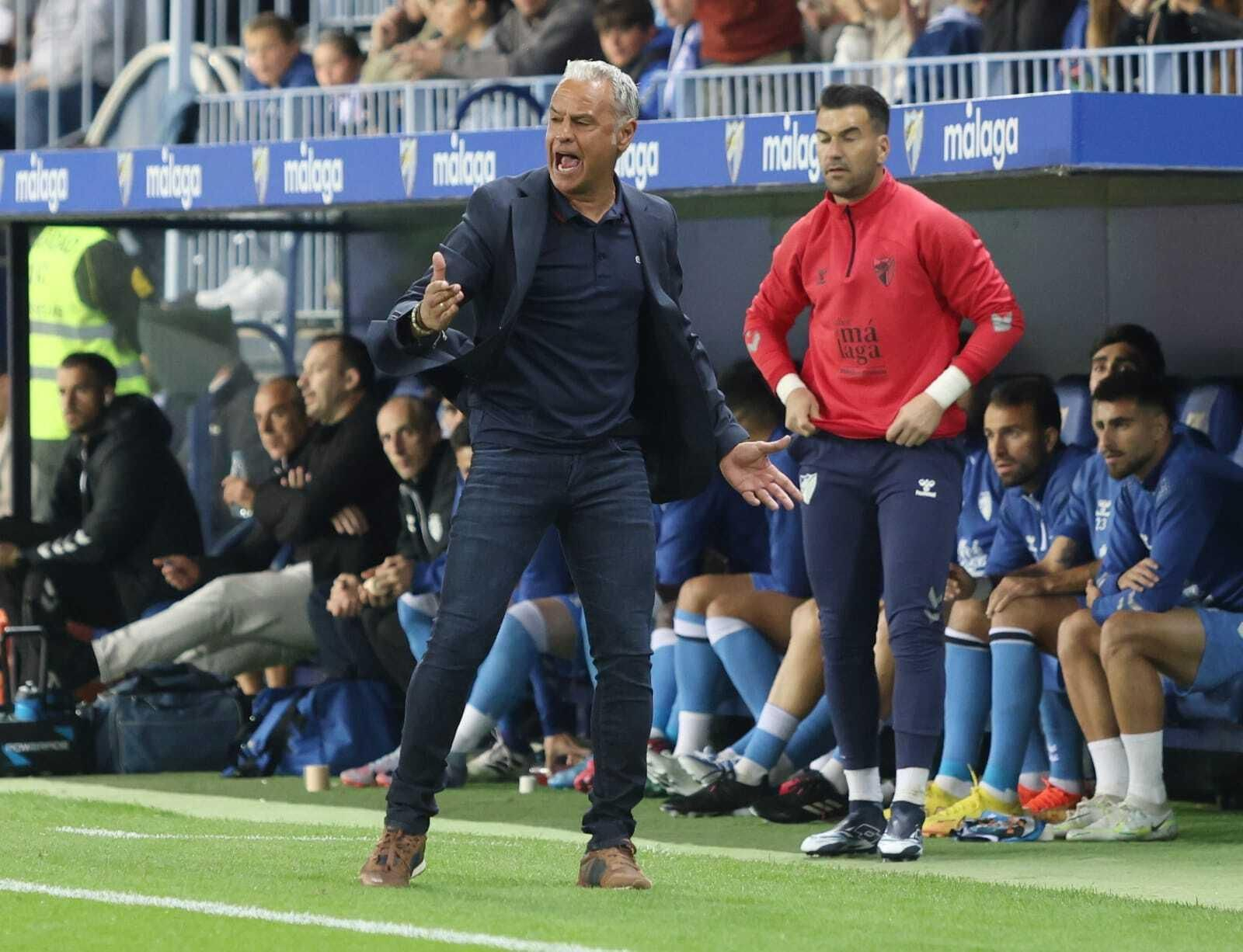 Sergio Pellicer dando indicaciones desde el área técnica. Sergio Pellicer dando indicaciones desde el área técnica.