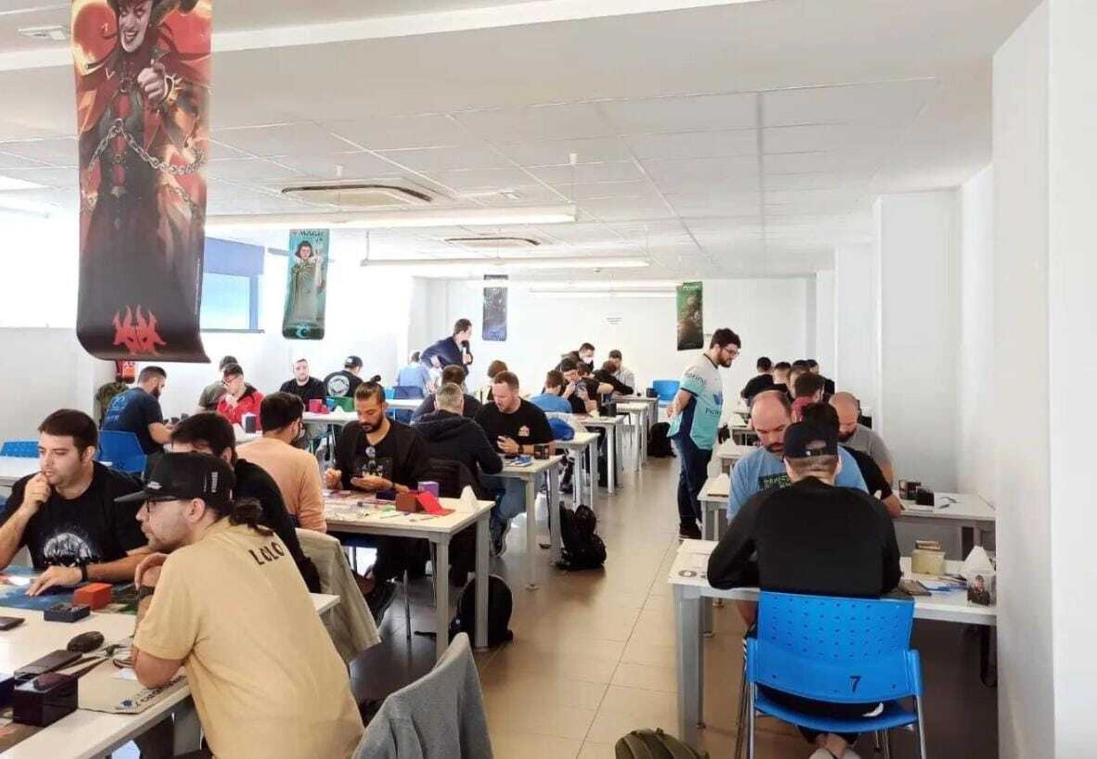 Numerosas personas jugando a las cartas